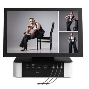 Monitor mit drei Bildern einer Frau in eleganter Kleidung auf einem Stuhl.